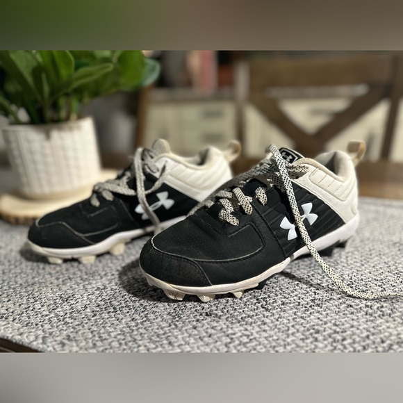 Under Armour Youth Baseball/ Football Cleats in size 1.5Y - Picture 1 of 6